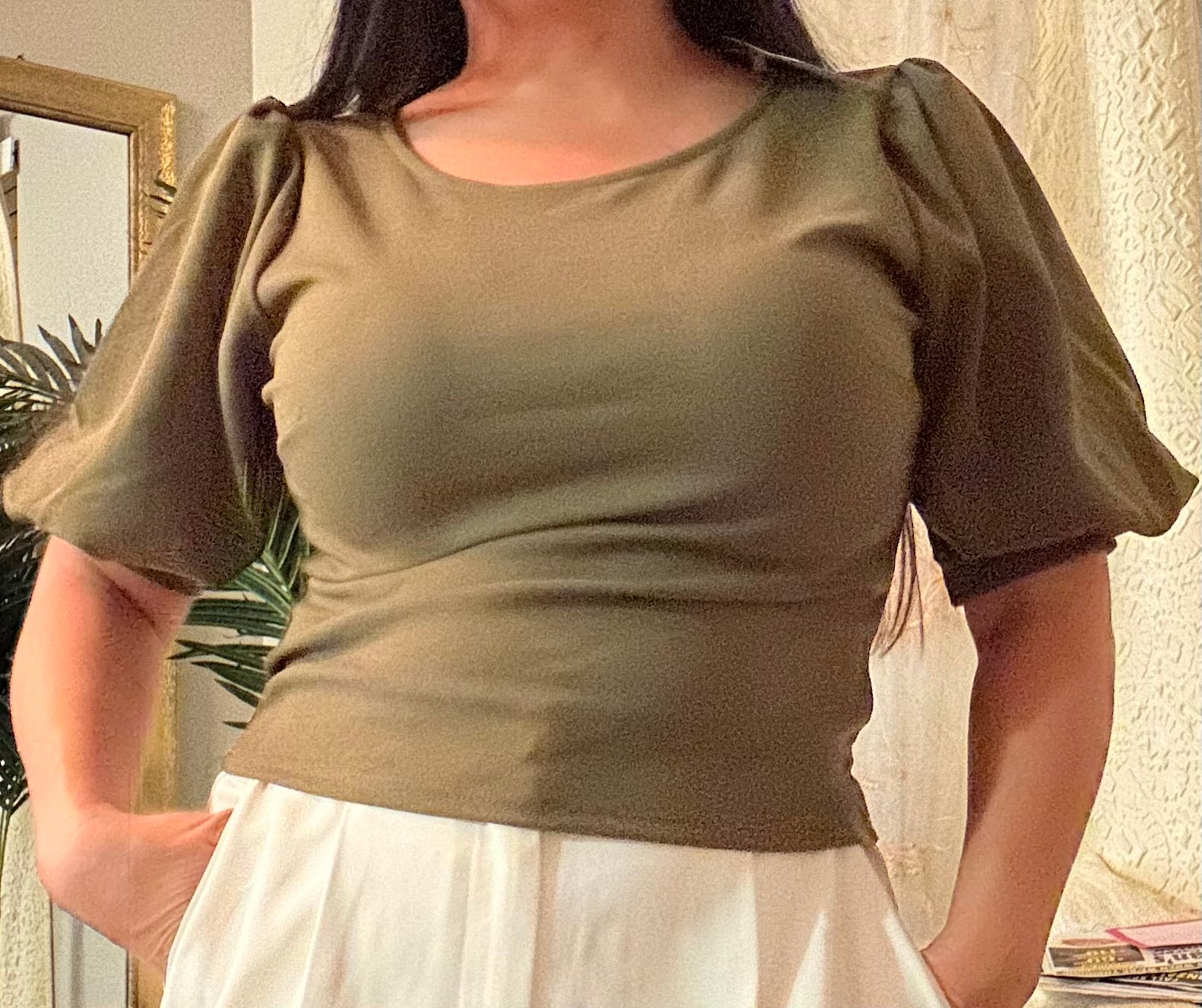 Fitted top with puffy shoulder