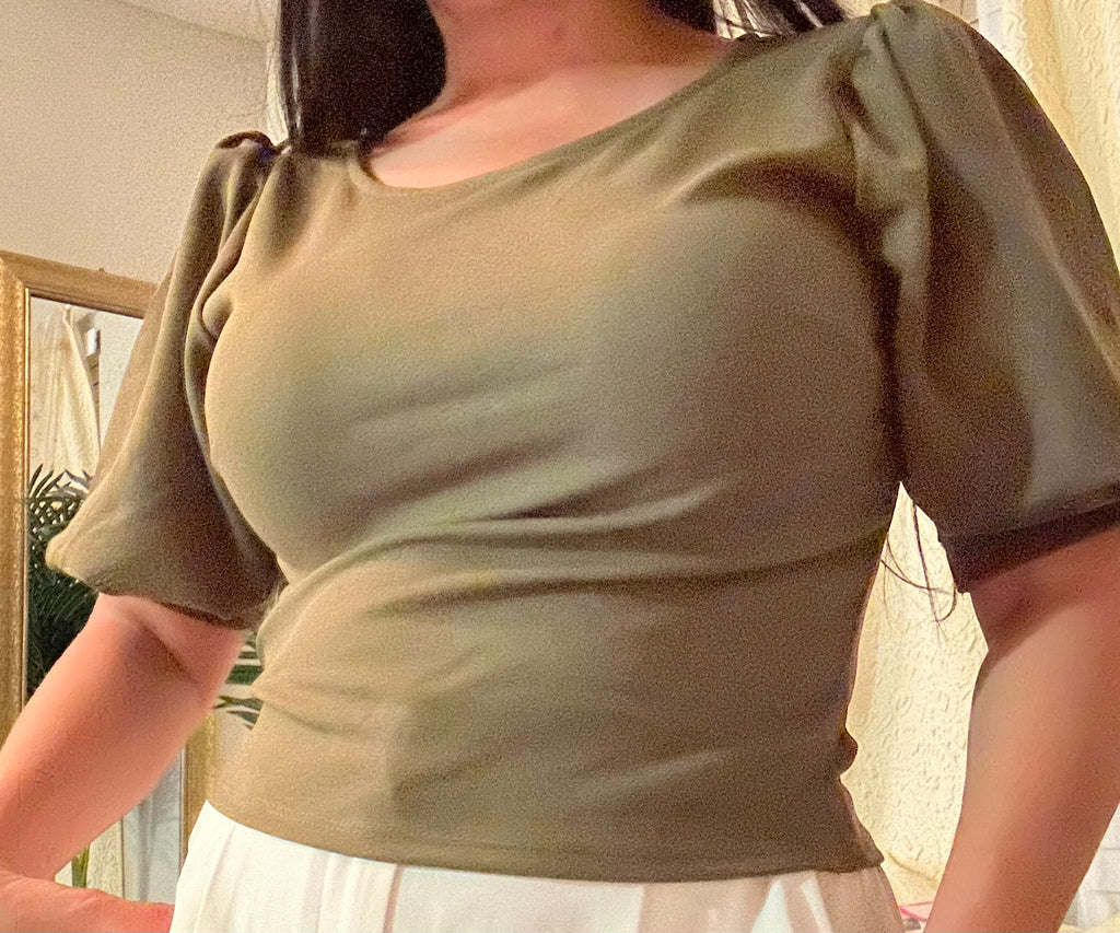 Fitted top with puffy shoulder